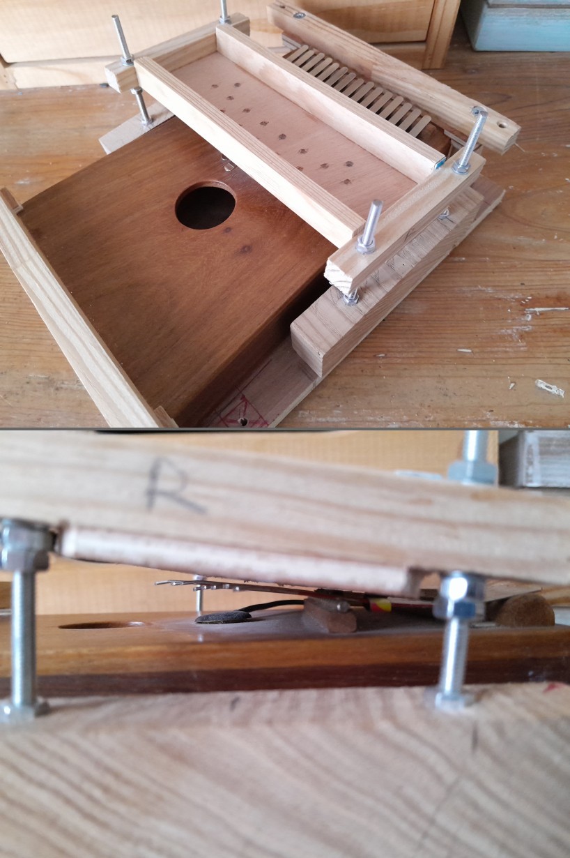 Image article, La construction du support en bois entoure l'instrument. Il servira d'appui au mécanisme pour actio